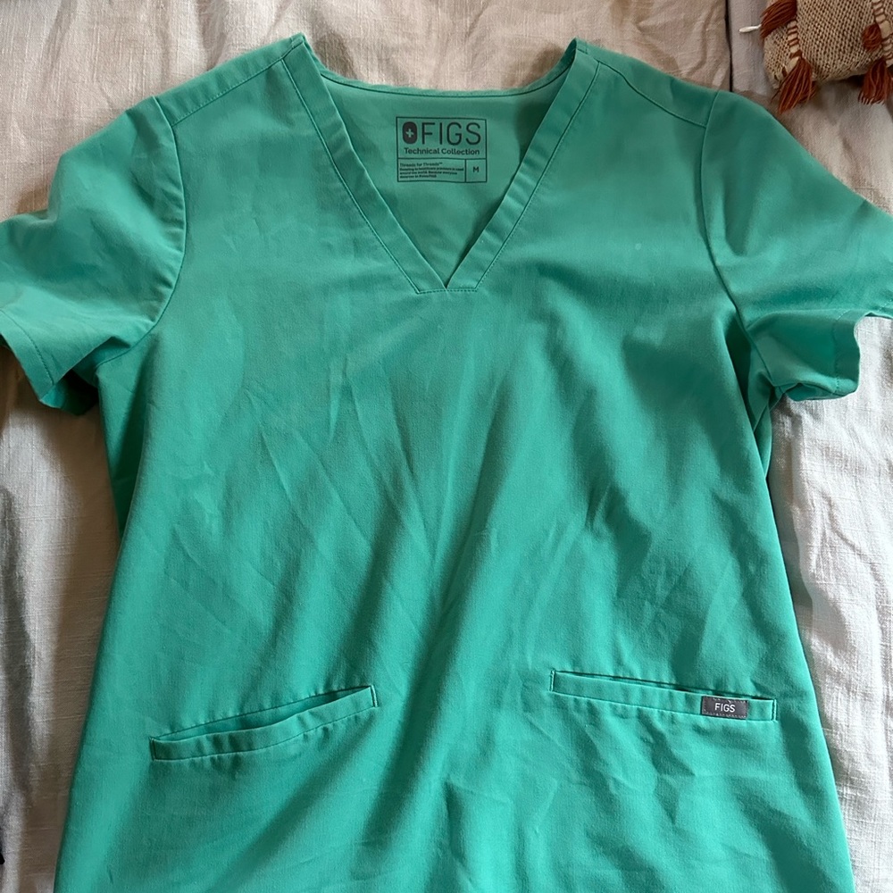 FIGS TOP - SURGICAL GREEN M
